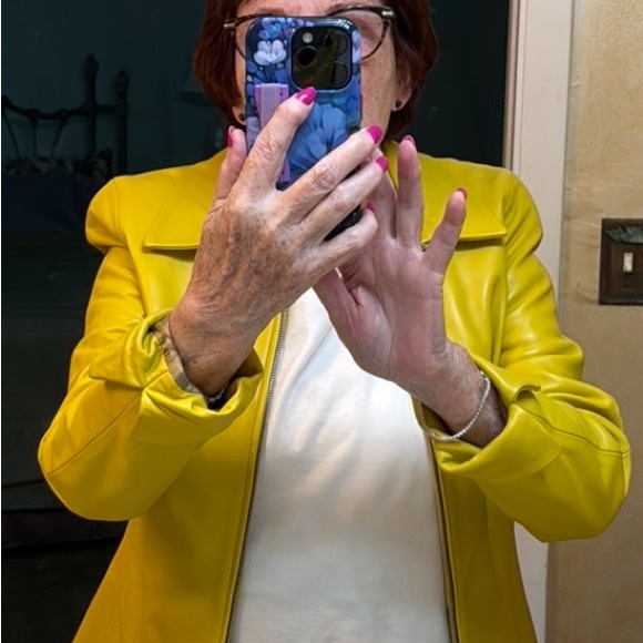 Leather classy semi fitted leather jacket with cuffed sleeves. - Picture 7 of 8